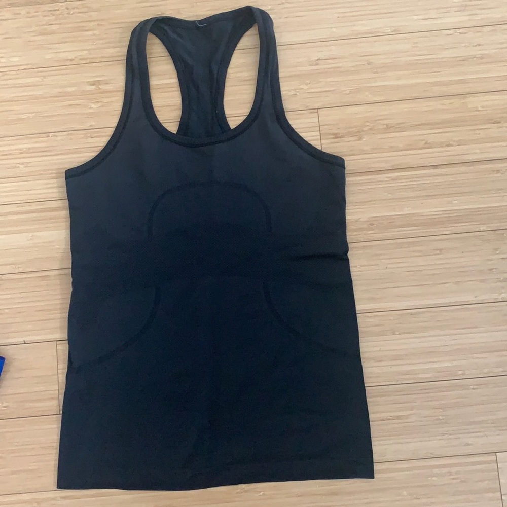 Black lululemon swiftly tank size 6